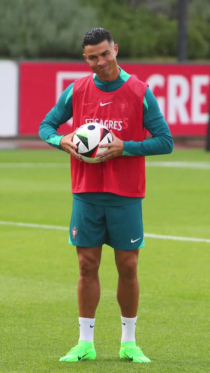 Cum a putut să rateze de aici?!    FOTO:   Cristiano Ronaldo,   de nerecunoscut  în amicalul Portugalia - Nigeria