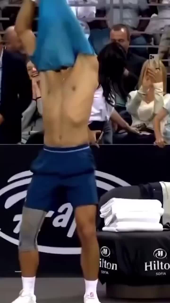 Djokovic &#537;i Dimitrov, show la Sofia&nbsp;&bdquo;B&#259;ie&#539;ii din Balcani&rdquo; au f&#259;cut striptease pe teren. Spectacolul a continuat &icirc;ntr-un club