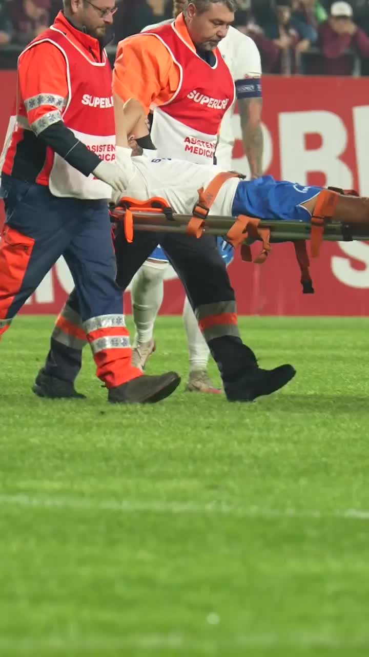 Pierdere mare pentru Farul  Dragoș Nedelcu s-a  accidentat  în meciul cu Rapid. Hagi, nevoit să-l înlocuiască cu juniorul Alex Stoian