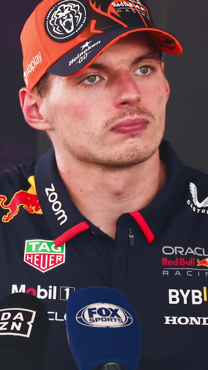 Verstappen, huiduitPremier&#259;: echipele din Formula 1 &#537;i-au prezentat simultan monoposturile &raquo; Hamilton, ova&#539;ionat la scen&#259; deschis&#259;