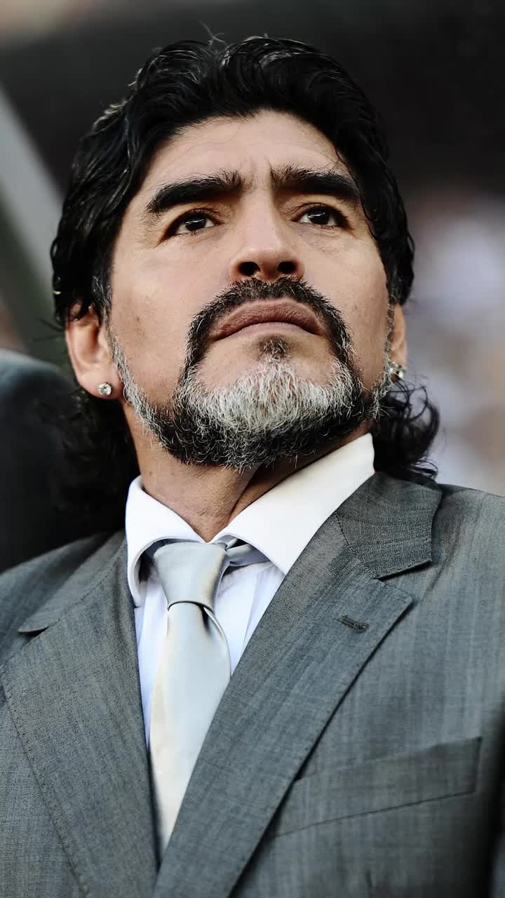 Scandal în tribunal Medicul lui Maradona, agresat de fanii argentinianului + Judecătoarea, vedetă de documentar, s-a retras din caz