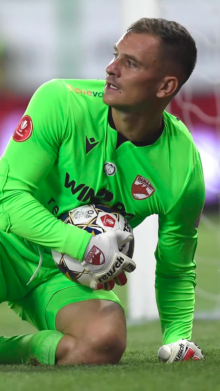 Ce se întâmplă cu Golubovic? Andrei Nicolescu lămurește situația portarului de la Dinamo , care ar fi fost dat afară din vestiar