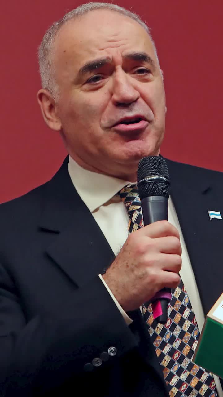 Kasparov, în dezbaterea electorală Ce a răspuns Nicușor Dan la întrebarea marelui șahist: „Veți face presiuni pentru a recupera tezaurul din Rusia ?”