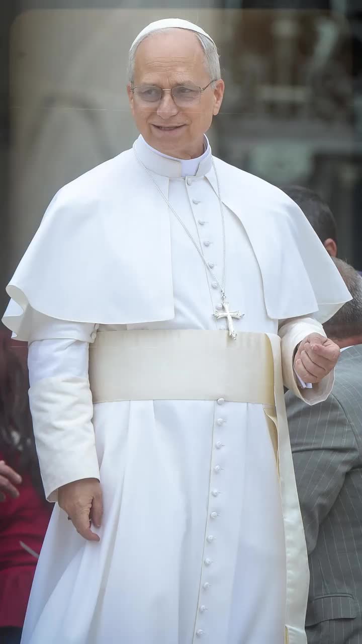 Papa Leon al XIV-lea surprinde Suveranul Pontif s-a abătut de la codul vestimentar obișnuit. A fost fotografiat cu însemnele unei echipe