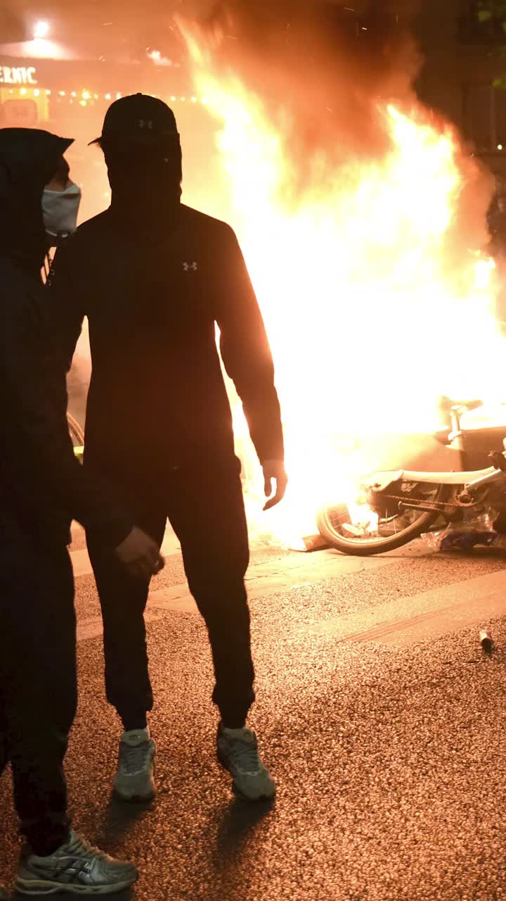 Bilanț îngrozitor    VIDEO+FOTO:  Haos,   mașini incendiate  și lupte de stradă cu jandarmii, după succesul lui PSG. Doi morți și 192 de răniți