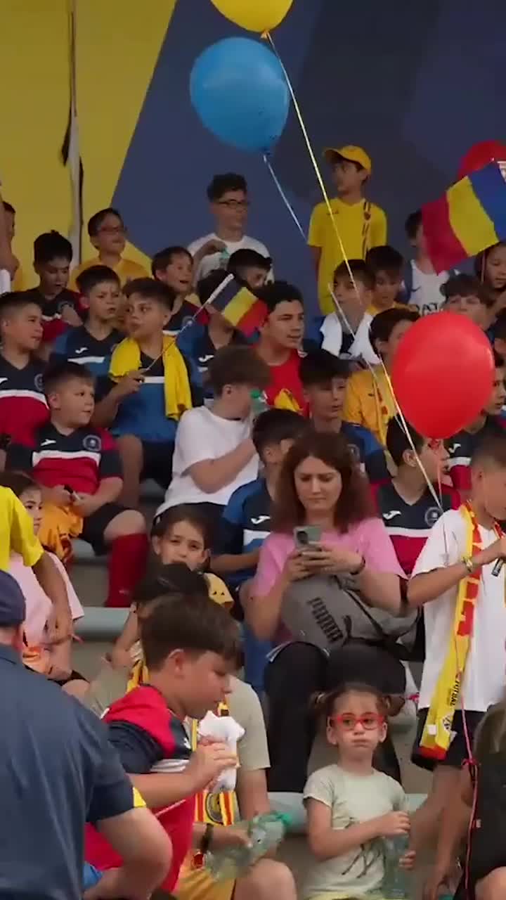 „Tricolorii”, asaltați de copii VIDEO. Ce s-a întâmplat în cantonamentul României înainte de plecarea în Austria » Nici Burleanu n-a scăpat!
