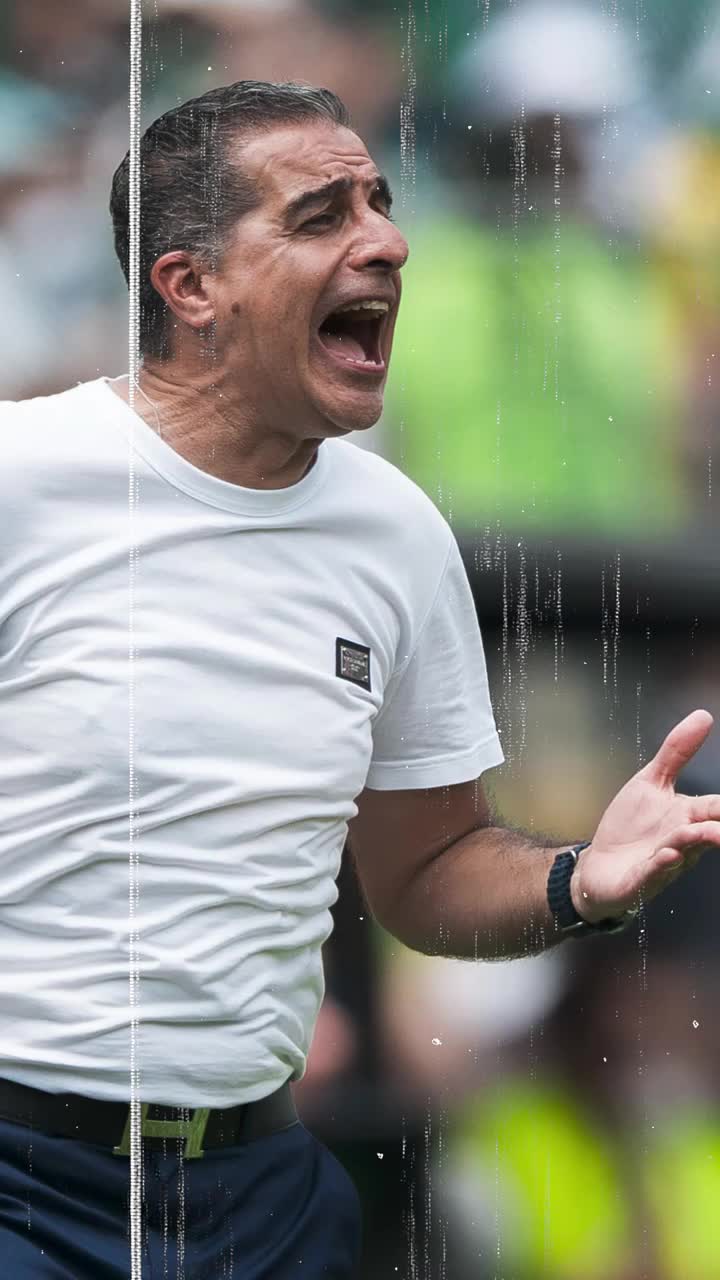  Dat afar&#259;!  Antrenorul concediat dup&#259; e&#537;ecul de la  Mondialul Cluburilor.  Acum 10 zile era l&#259;udat de patron
