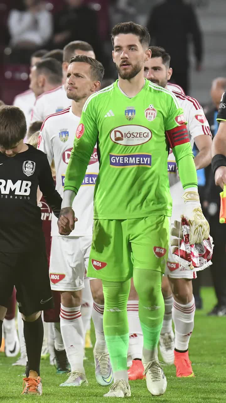  &bdquo;Vrea să mă distrugă&rdquo;   Roland Niczuly, răspuns furibund prin intermediul GOLAZO.ro, &icirc;n scandalul cu Laszlo Dioszegi: &bdquo;Circ, aberații! E un mincinos!&rdquo;