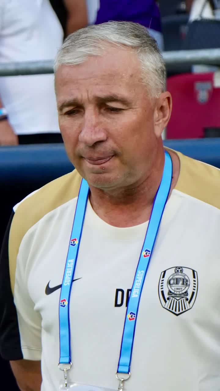 Petrescu, direct la vestiare Tehnicianul lui CFR Cluj a lipsit de la premiere după pierderea Supercupei: „Nu se simte bine”