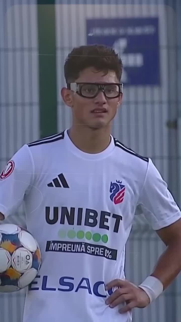Edgar Davids din Liga 1 Fotbalistul care poartă ochelari de vedere pe teren , în centrul atenției în meciul din prima etapă
