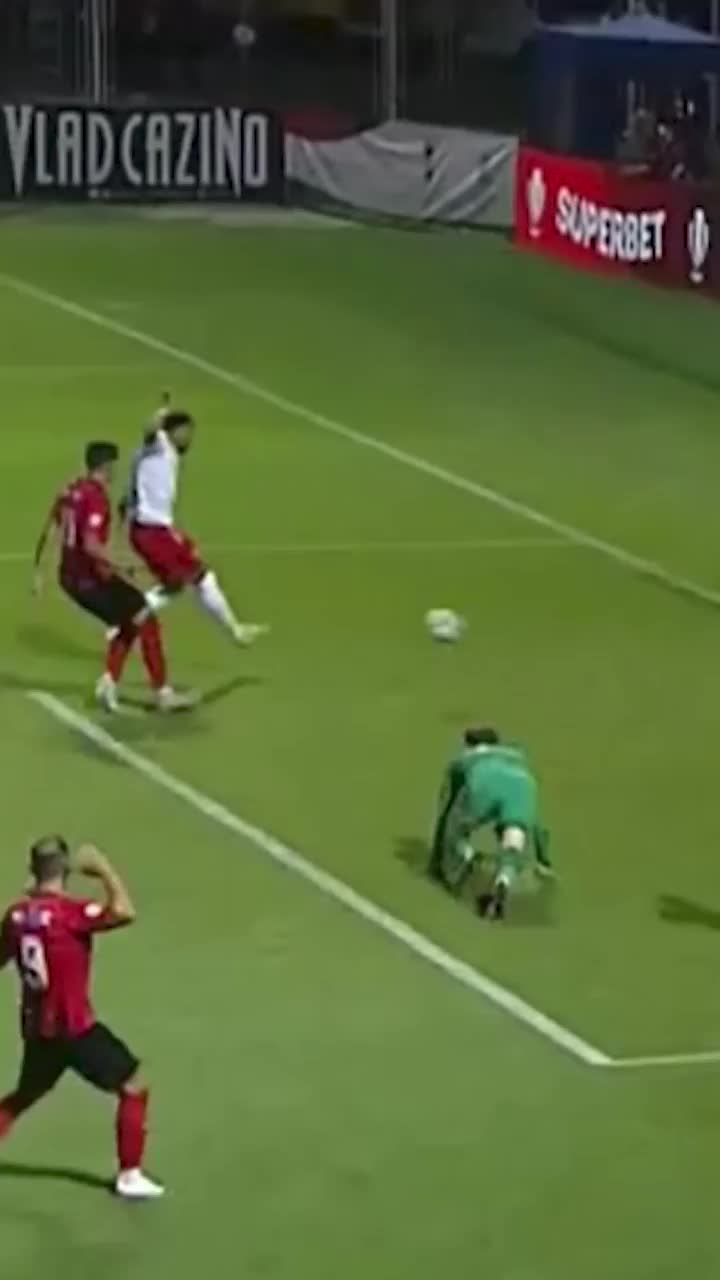 Sivis, autogol hilar Fundașul lui Dinamo și-a trimis mingea în proprie poartă , după o fază ridicolă cu Csikszereda: reacția lui Kopic