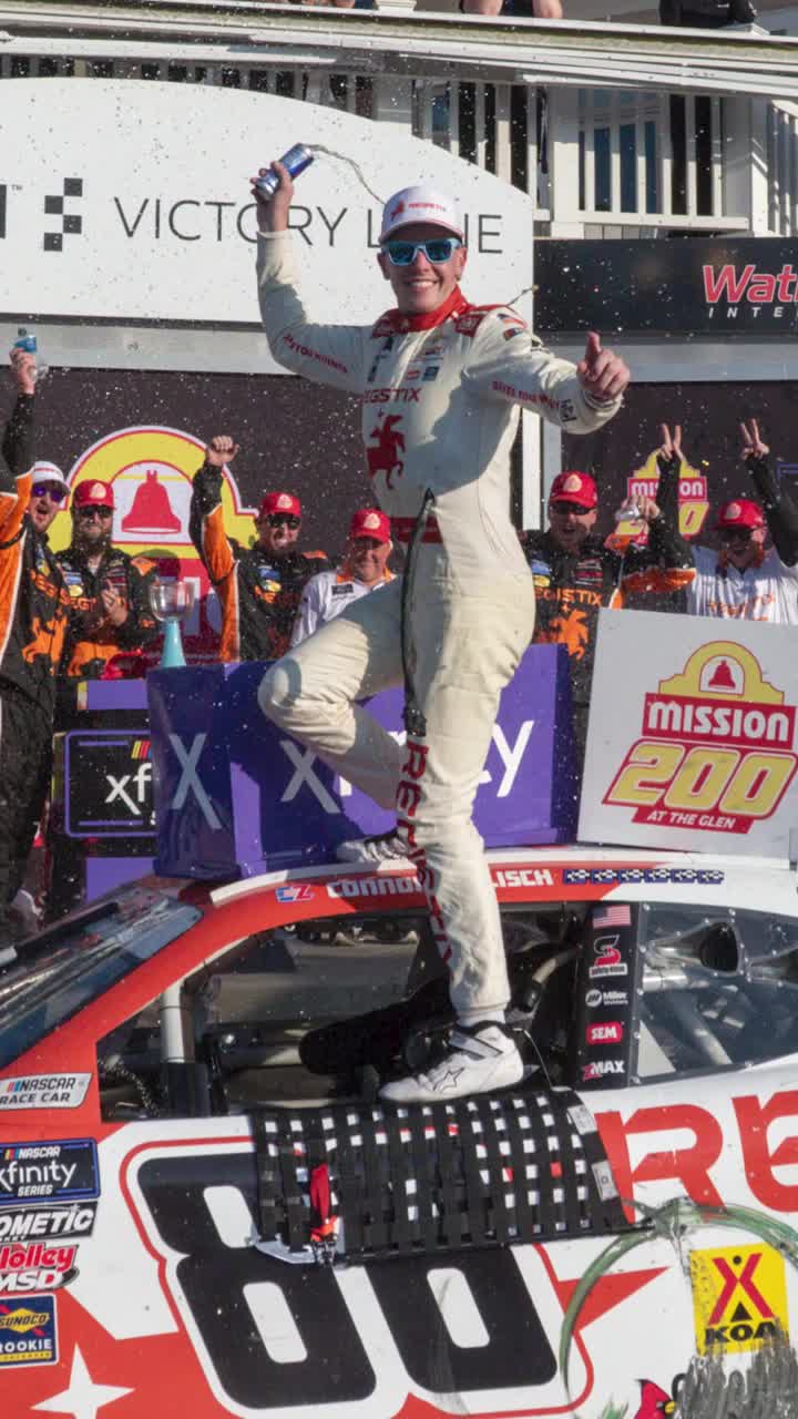  &nbsp;&#536;i-a rupt clavicula Momente de panic&#259;: un  pilot NASCAR  a c&#259;zut de pe ma&#537;ina pe care s&#259;rb&#259;torea victoria &#537;i a fost dus de urgen&#539;&#259; la spital