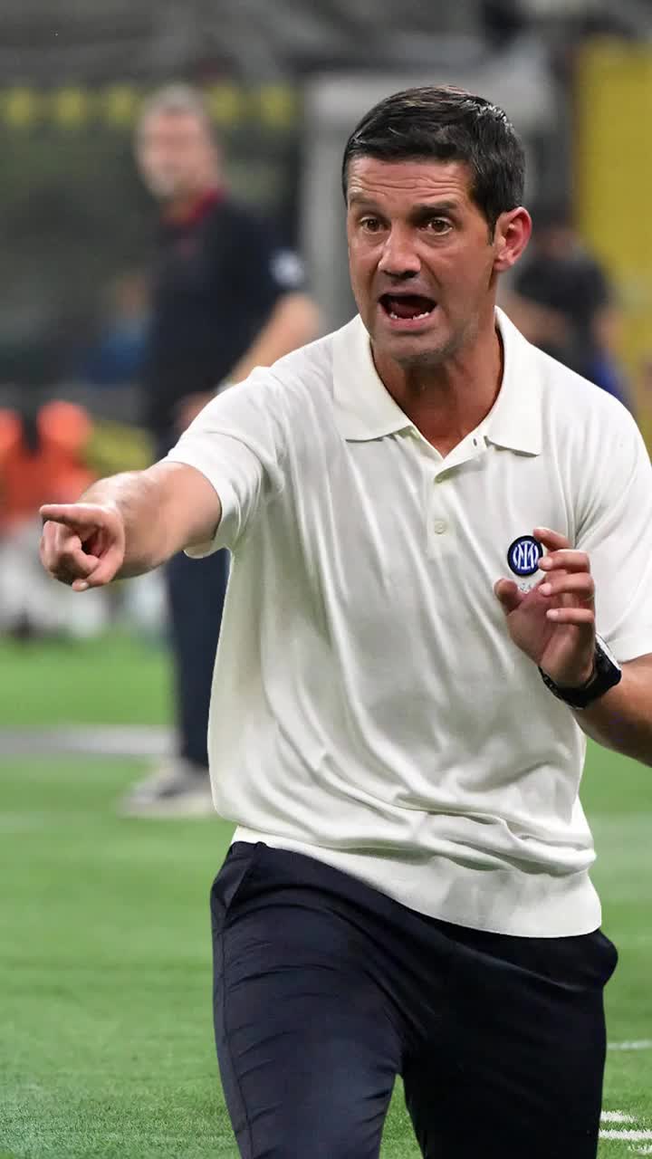 „E periculos să-l comparăm pe Chivu cu Mourinho”  Un fost mare jucător atrage atenția:   „Cristi apără Inter de toată lumea”