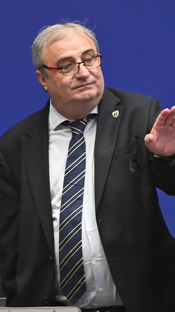 „De ce mă țineți aici?”  Stoichiță spune că   naționala e mai presus  decât sănătatea pentru Mircea Lucescu: „Vrea să vină înapoi”