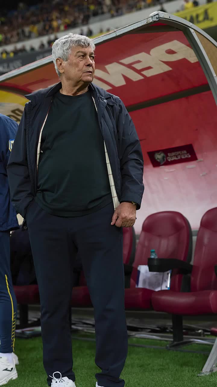 Sondaj&nbsp;Cine ar trebui să conducă naționala la baraj?