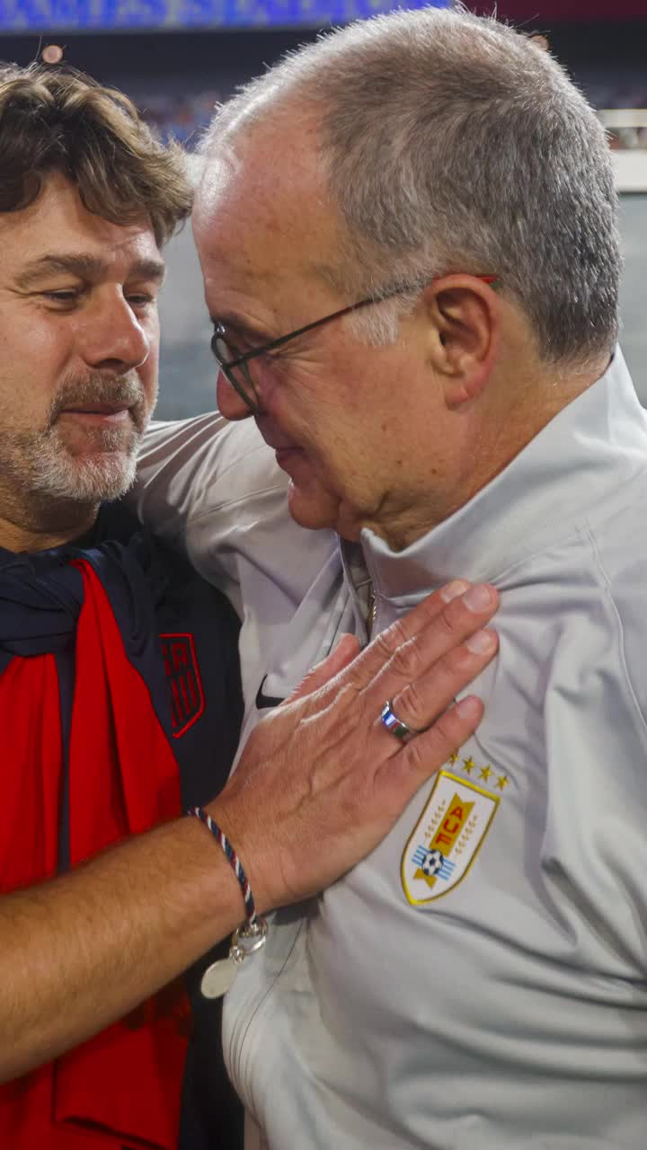 Tensiuni înainte de meciul cu Spania!  Jucătorii din Uruguay l-au   băgat în ședință   pe selecționerul Bielsa. Ce i-a iritat pe fotbaliști