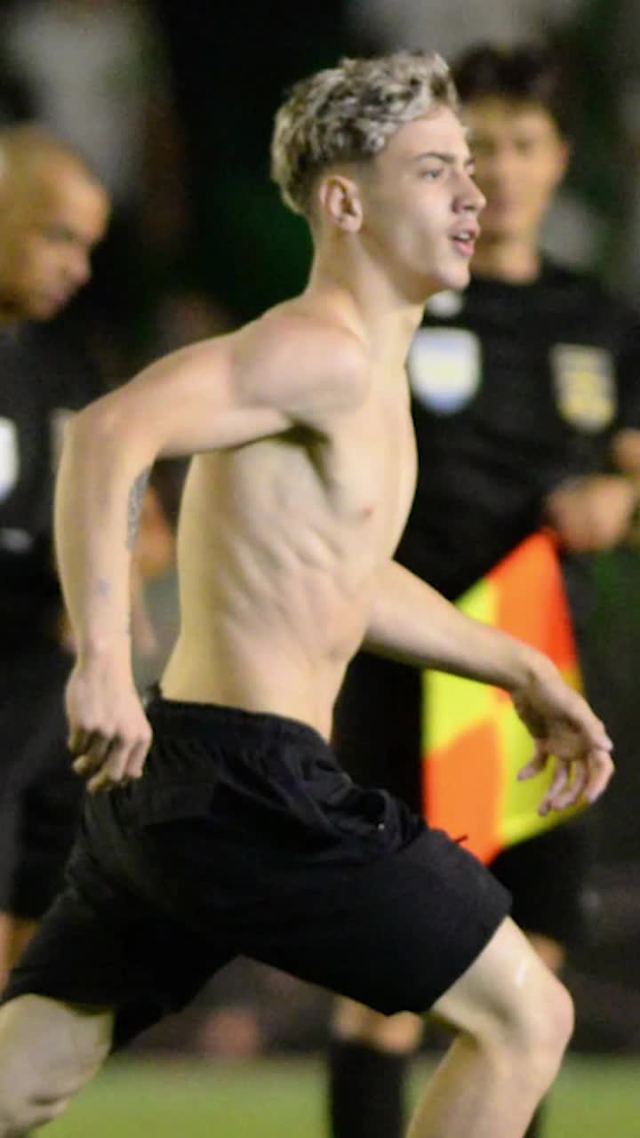  Moment &#537;ocant &icirc;n Brazilia &Icirc;n goana dup&#259; un selfie cu Neymar, un fan  l-a aruncat pe colegul superstarului pe treptele de la banca de rezerve!