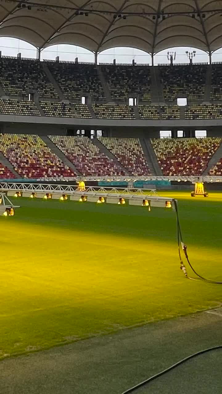 E gata Arena pentru FCSB - Dinamo?    FOTO.  Cum arată gazonul cu o zi înainte de   Derby de România.  Ce s-a întâmplat cu bucata de tavan care s-a desprins