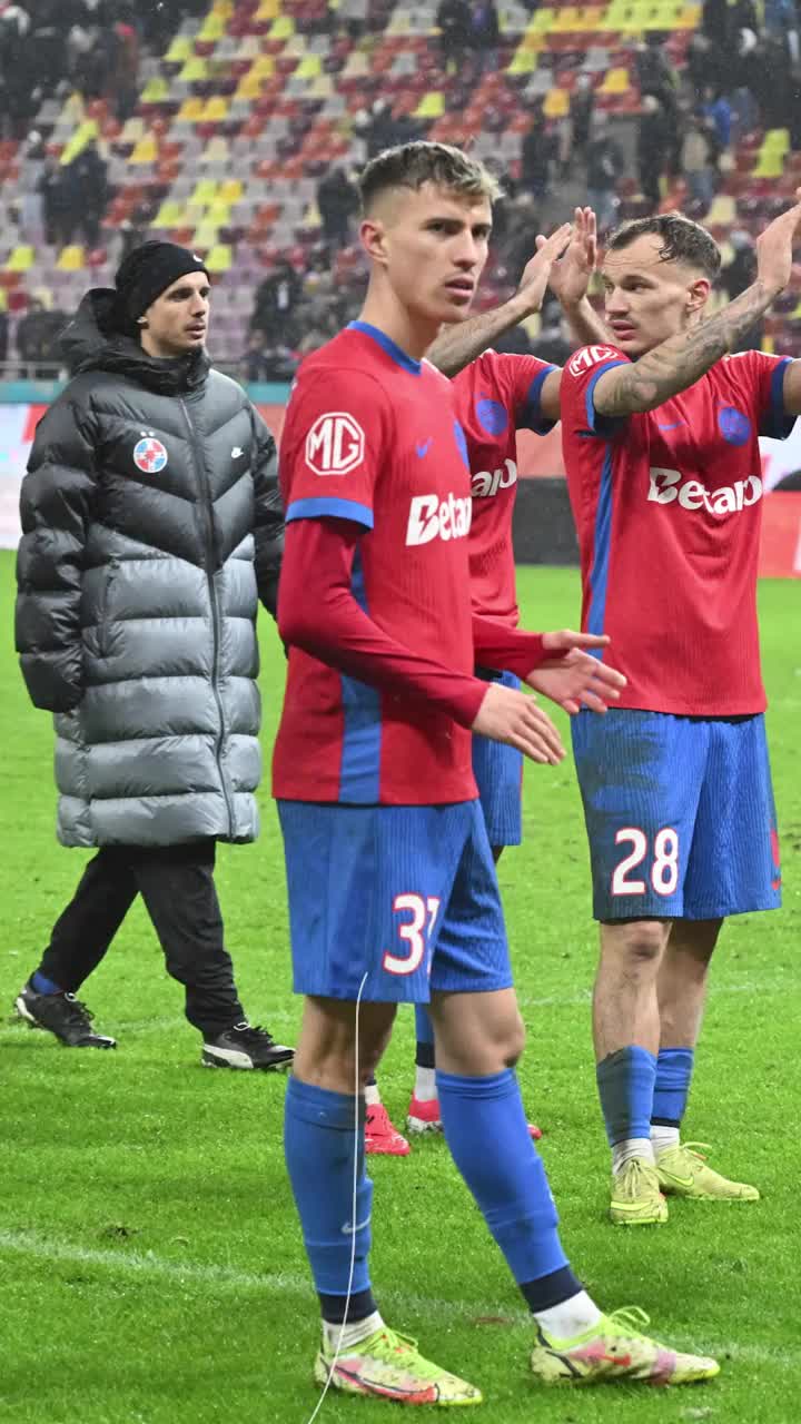 Tavi, salvat de Mihai Stoica  Becali a vrut să-l schimbe pe Popescu după 20 de minute:   „Mi-a zis că-l nenorocesc”  + Își critică dur jucătorii