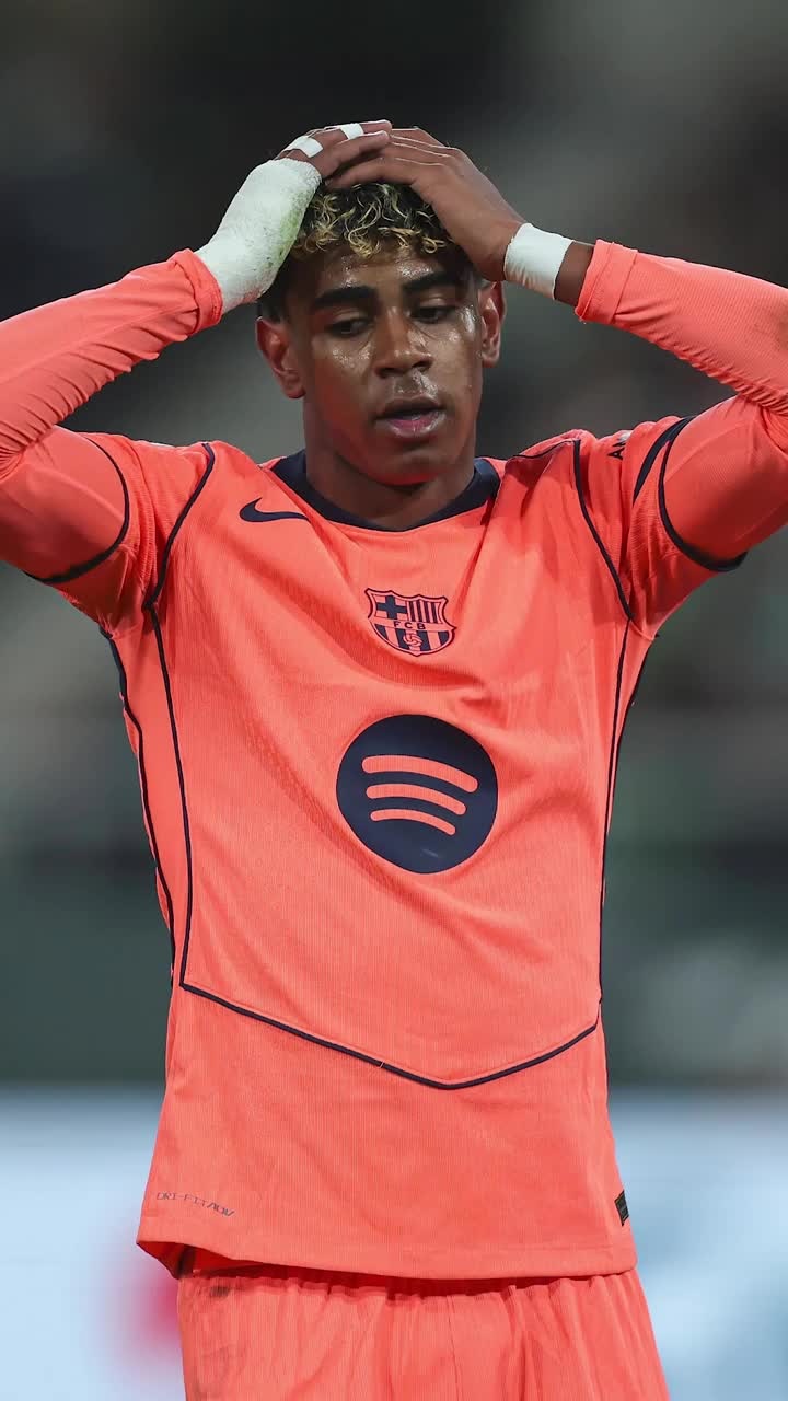 Escortat de agenții de securitateTatăl lui Lamine Yamal, comportament lipsit de fair-play la meciul Betis - Barcelona. I-a provocat pe suporterii adverși