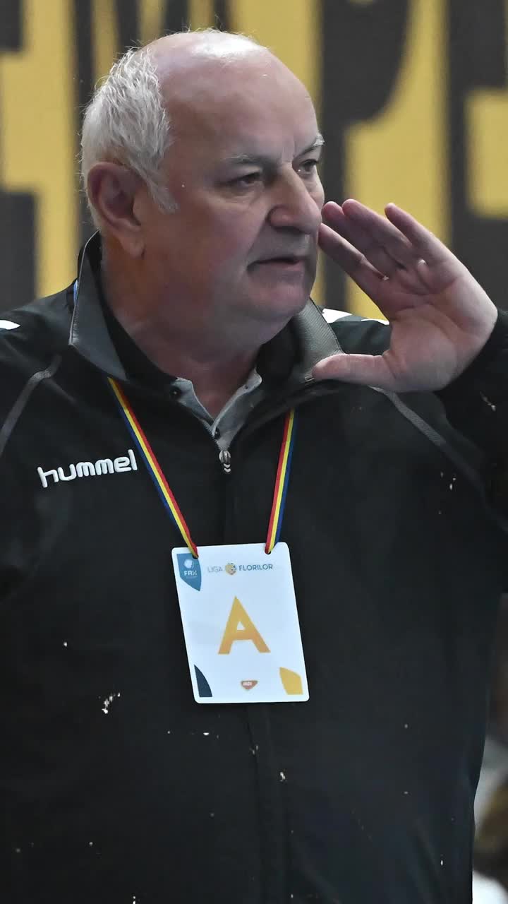 Noi dovezi anti Tadici!  Înregistrare în care antrenorul   îi cere bani  mamei handbalistei pe care a abuzat-o + Mesaj abject: „Gonițe în călduri, panarame de centură”