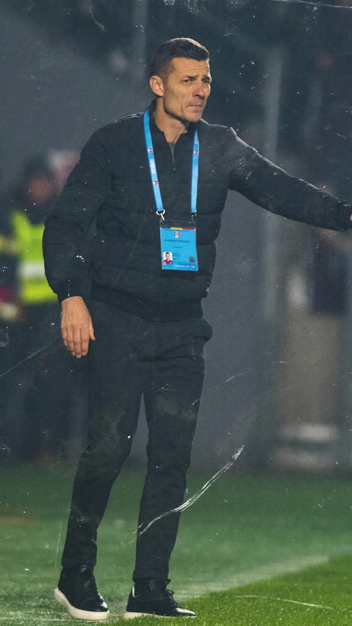 Rapid a cerut 3 penalty-uri    FOTO.     Costel Gâlcă  iese la atac: „Când o să primim un penalty? VAR-ul judecă altfel pentru unii!”