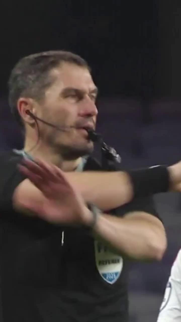 &nbsp;Meci &icirc;ncins pentru Kovacs Arbitrul rom&acirc;n a st&acirc;rnit controverse &icirc;n  &nbsp;Emirate,  după ce a anulat un gol și a dat un roșu + alte șase &bdquo;galbene&rdquo; &icirc;n prelungiri