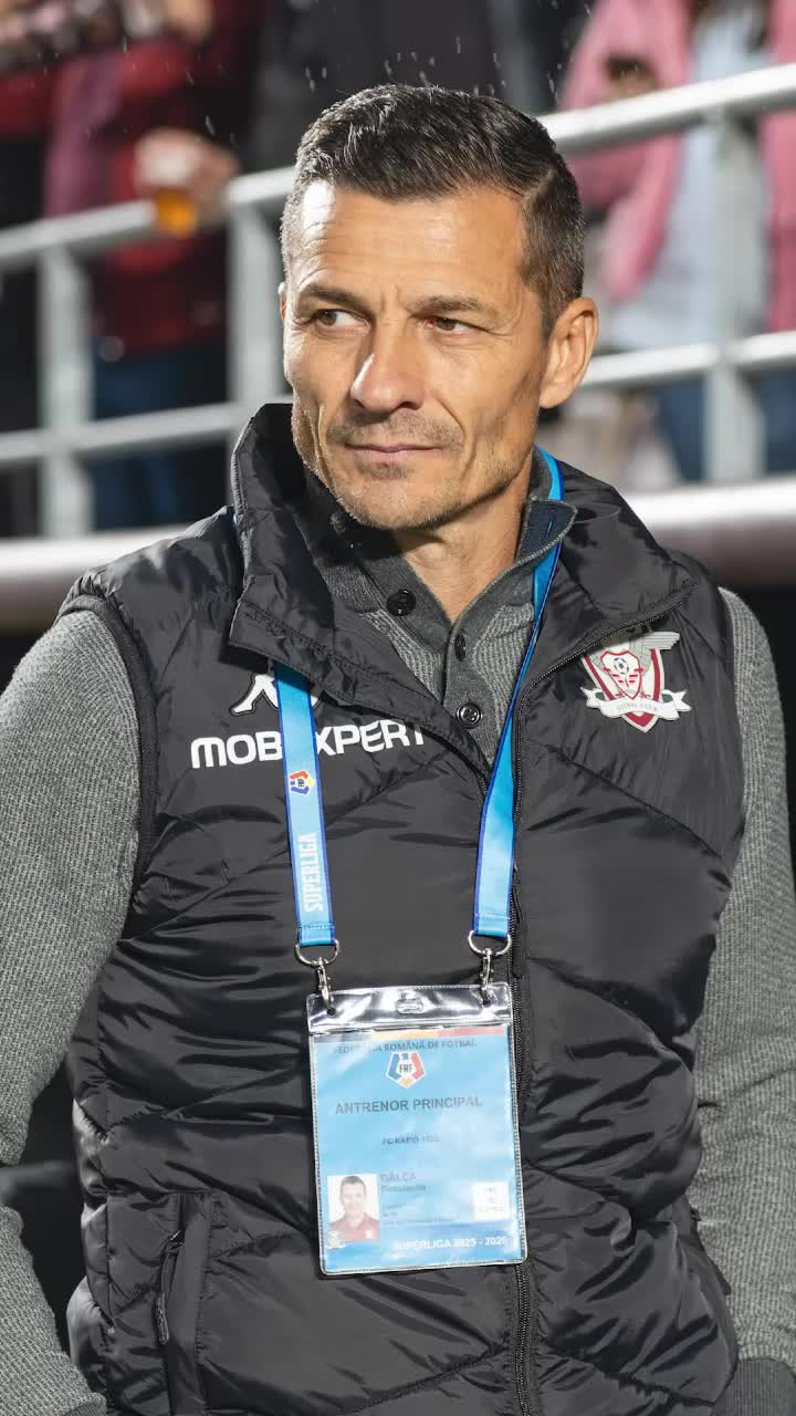 Gâlcă, surprins în acțiune de camerele TV    Ce făcea antrenorul Rapidului,  în timp ce jucătorii vorbeau cu presa