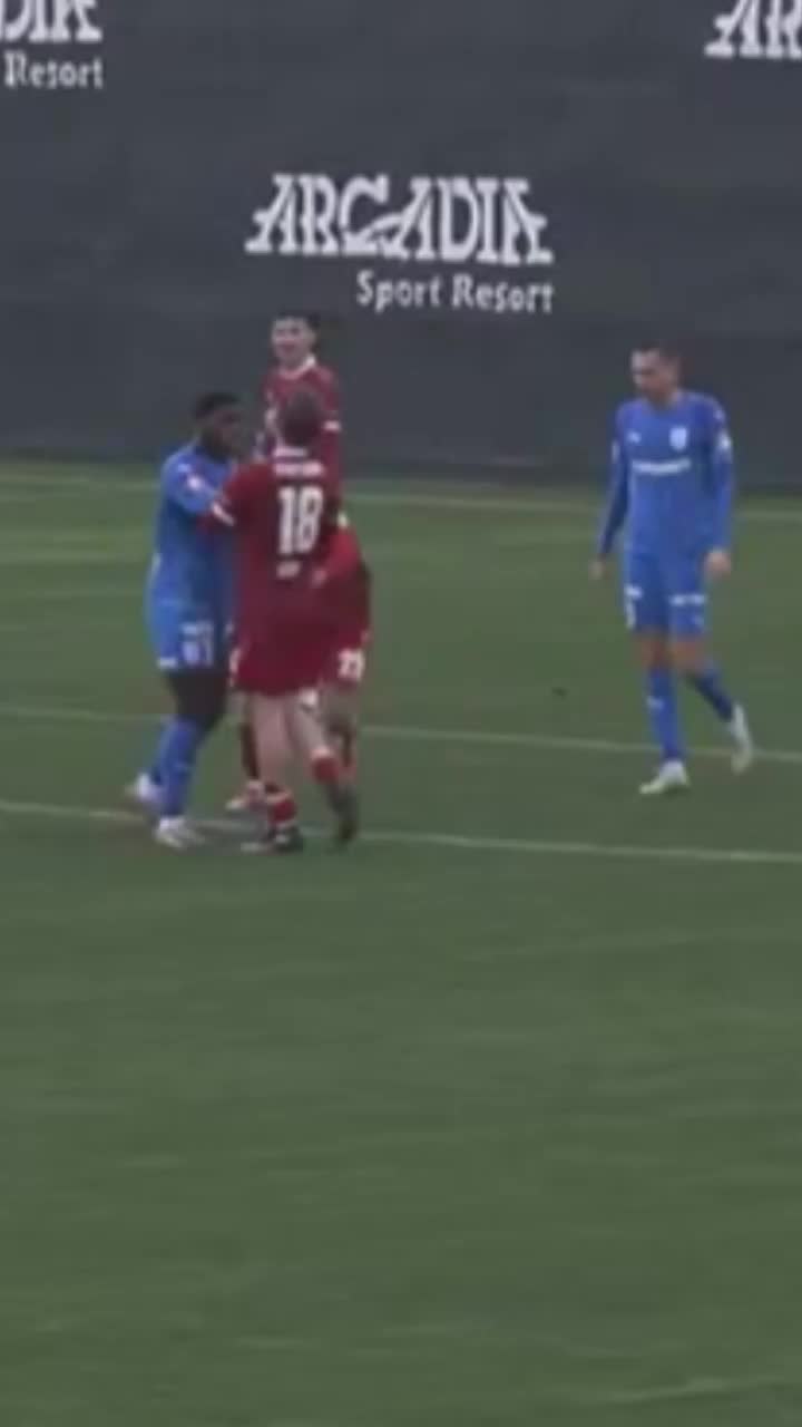 Craiova a ascuns bătaia    FOTO.  Nsimba   a sărit la gâtul unui adversar , iar camera de filmat s-a mutat imediat pe altcineva