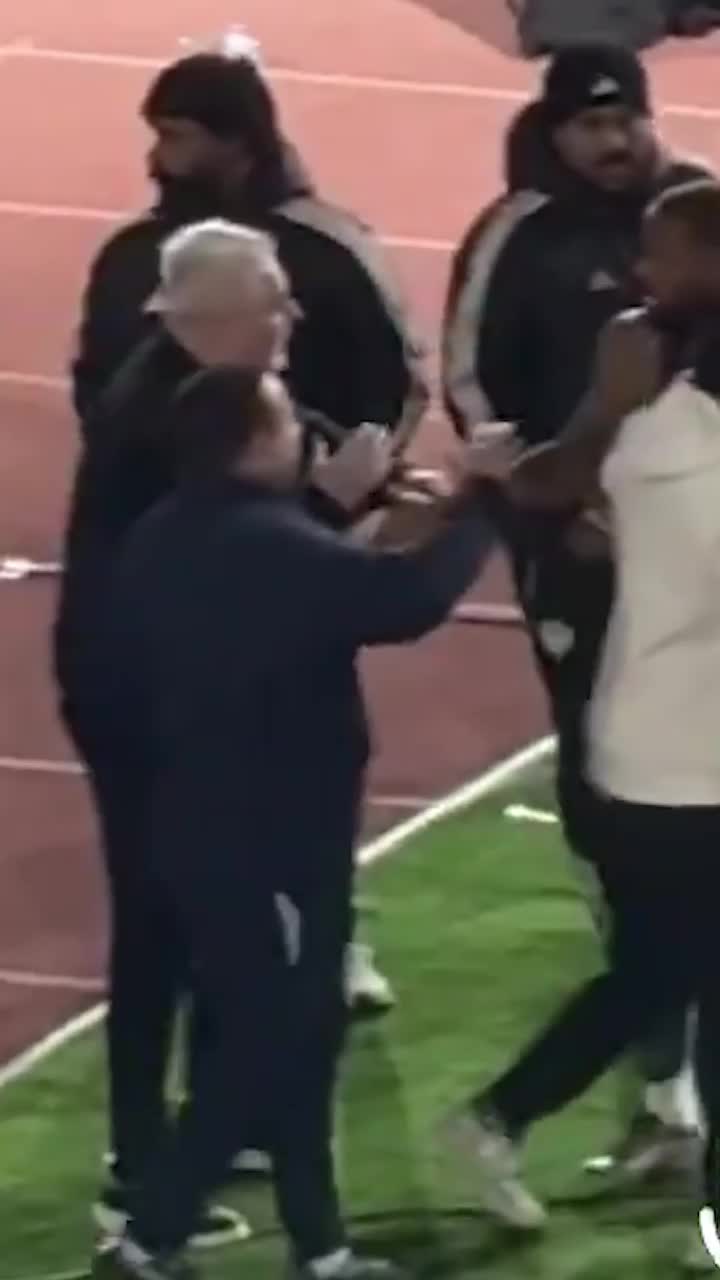 Șumudică, debut cu scandal la Al-Okhdood    VIDEO:  S-a luat la harță cu   starul adversarilor   » Cum l-a numit omologul său