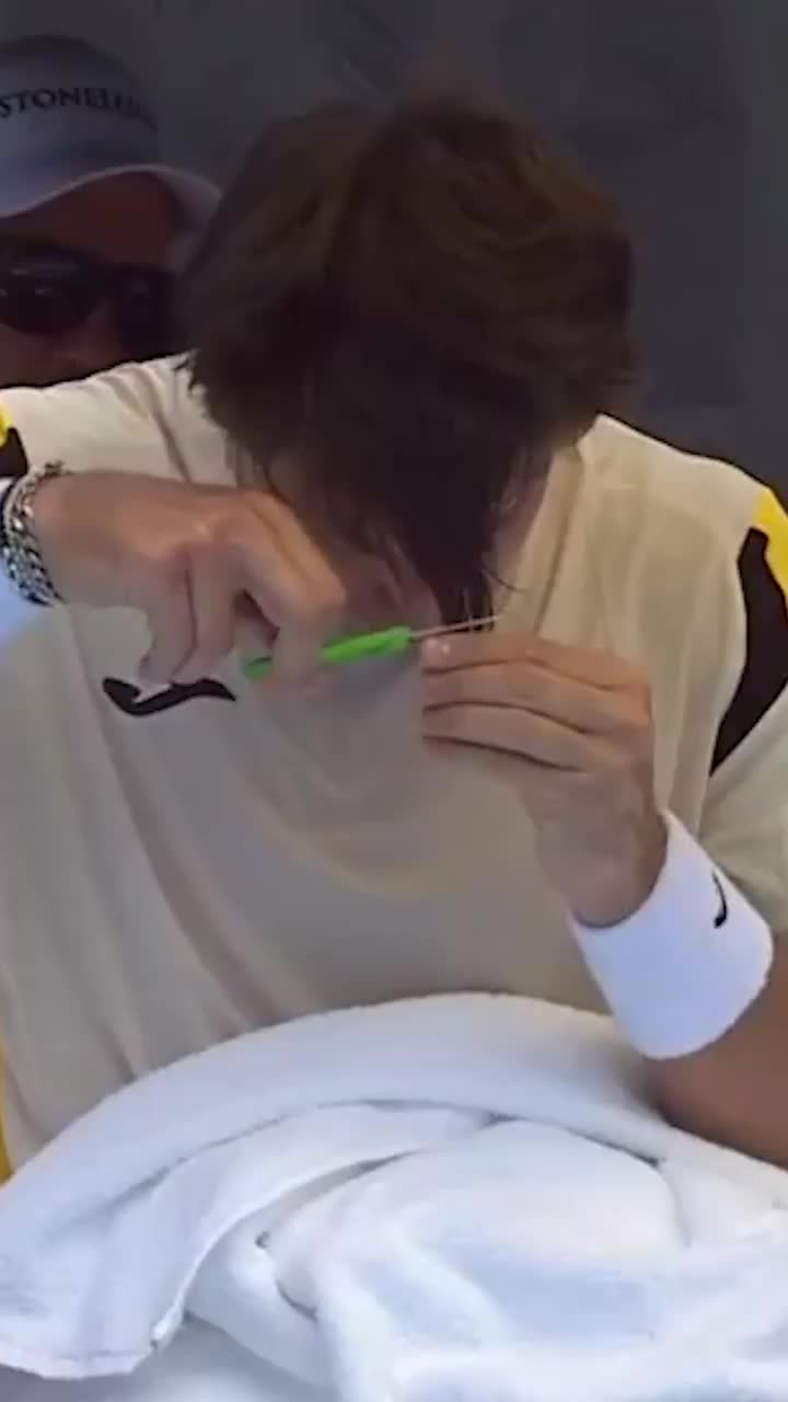  Moment aparte la Auckland Un jucător  s-a tuns de unul singur &icirc;n timpul meciului