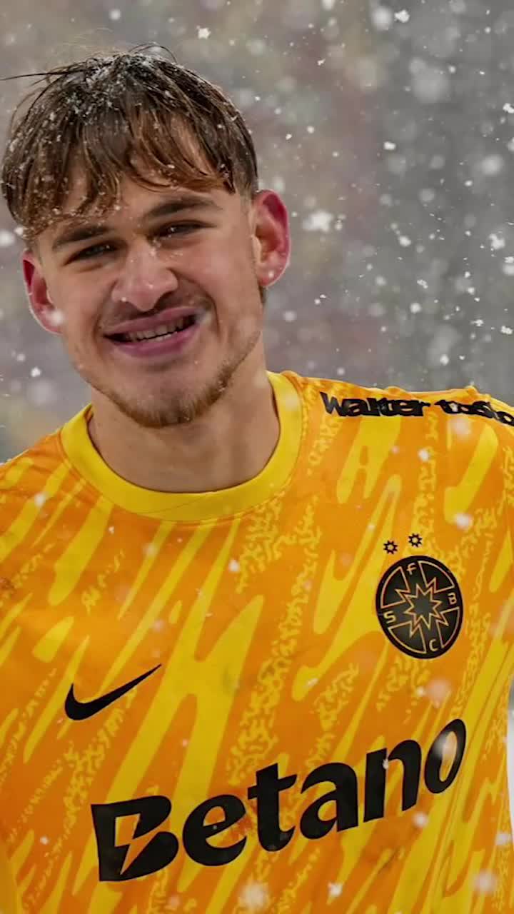 CU SUFLETUL LA GURĂ    Debutul lui Matei Popa,  văzut de la stadion. Ce a făcut tatăl său: emoții, indicații și o îmbrățișare după un final fericit