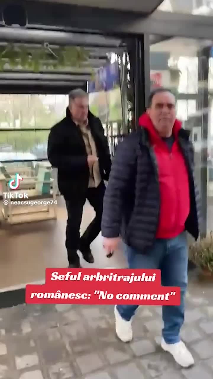  Vassaras, agasat &icirc;n centrul Bucureștiului Șeful CCA, luat la &icirc;ntrebări de un cetățean nemulțumit:  &bdquo;Există blat &icirc;n fotbalul rom&acirc;nesc?&rdquo;