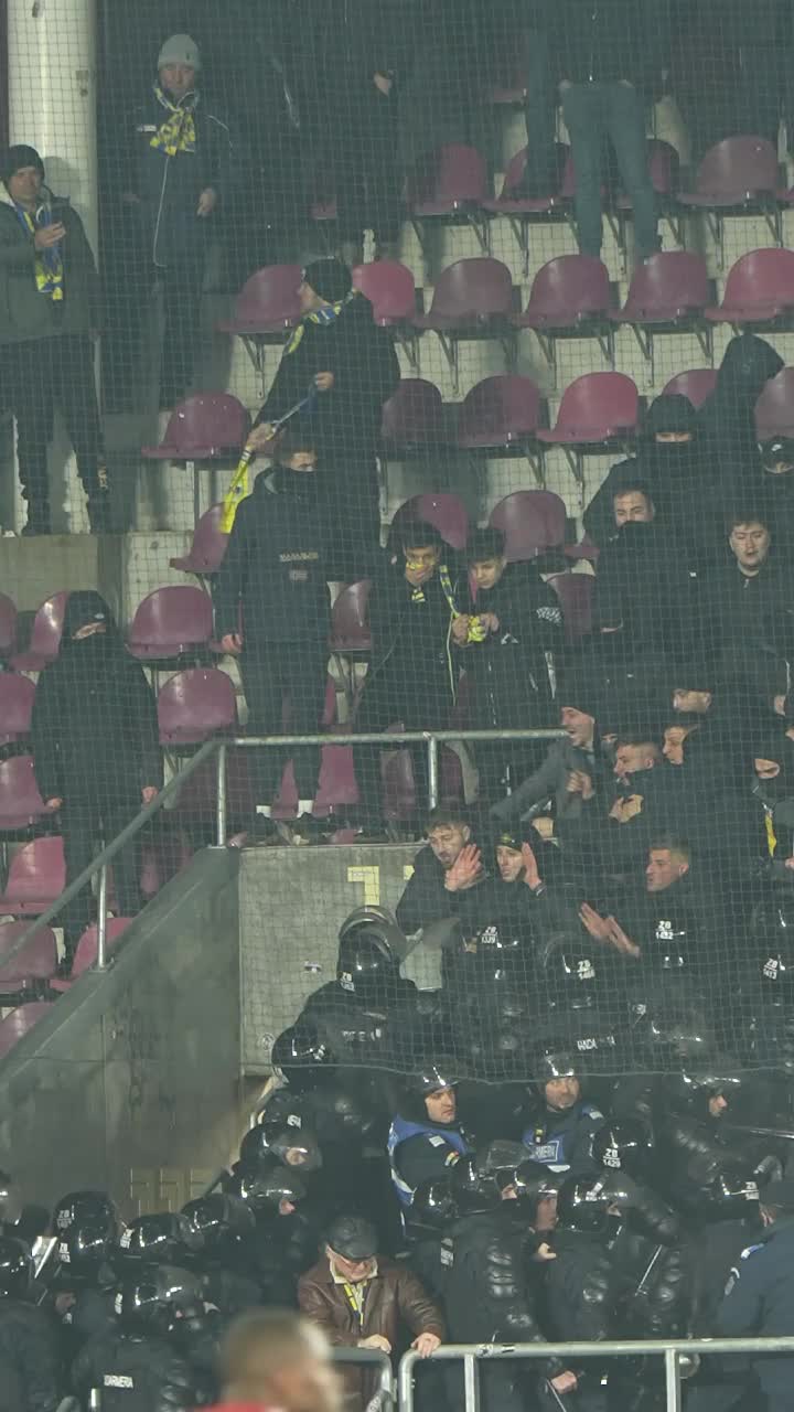 Haos în Giulești  Fanii Petrolului,   incidente și o scenografie înfricoșătoare!  Jandarmeria a intervenit în forță