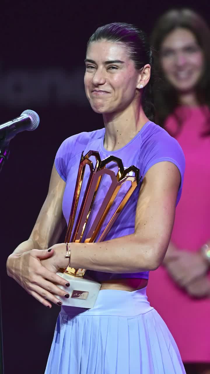 Sorana C&icirc;rstea, titlul #4Triumf spectaculos la Transylvania Open &icirc;n finala cu Emma Răducanu! A primit trofeul de la Simona Halep