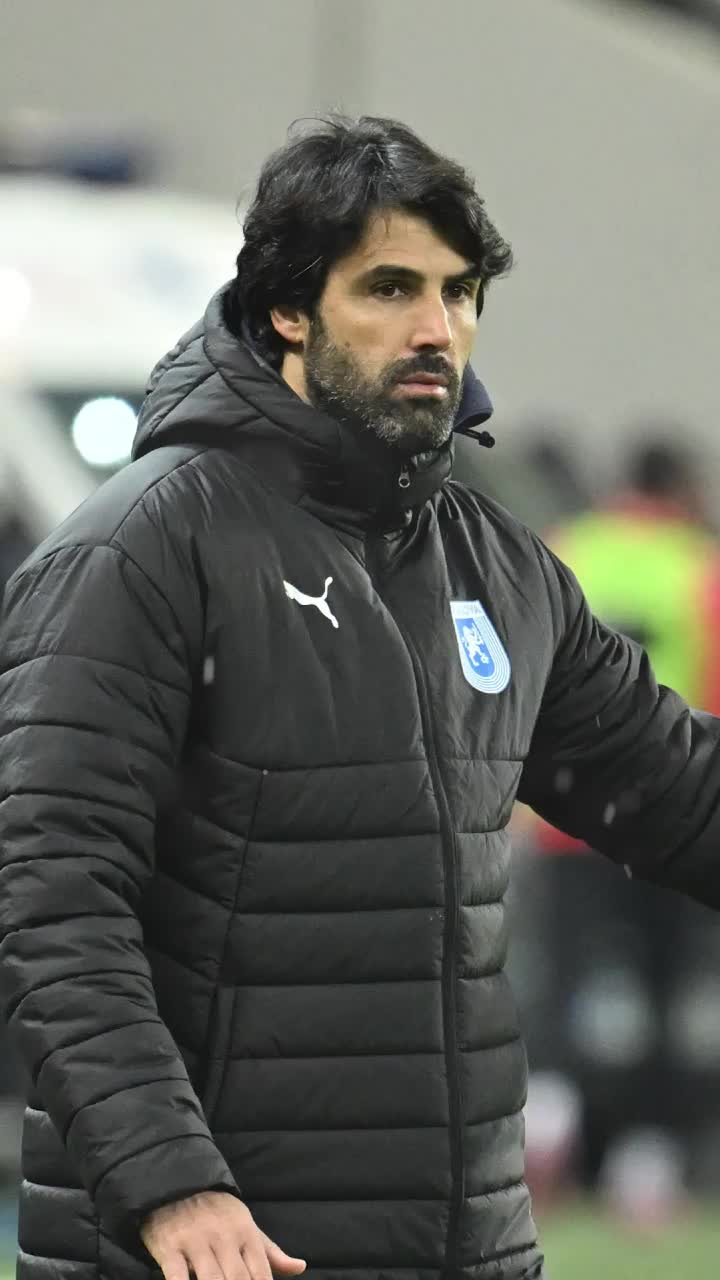 „Presiunea mai mare e pe FCSB”  Antrenorul Craiovei e categoric: „Nu-mi voi pierde   nicio secundă  gândindu-mă la asta!”