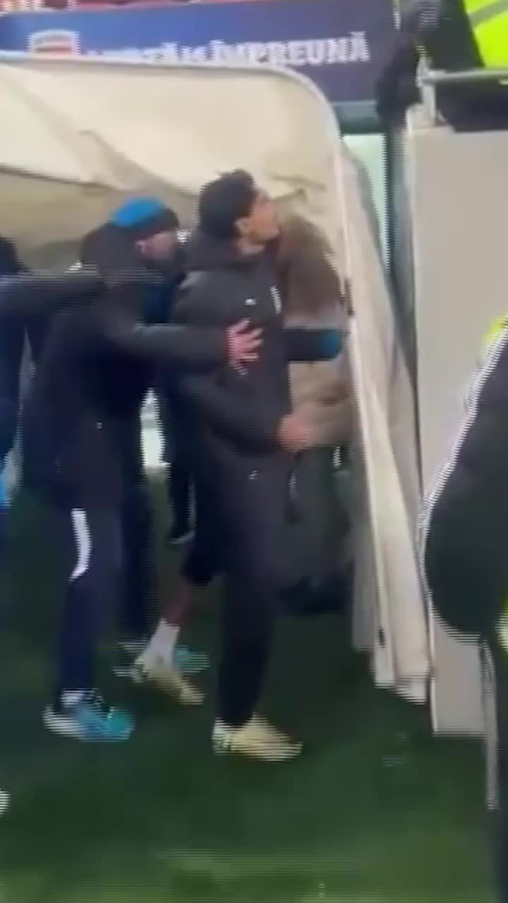  Scene incredibile după Dinamo - Craiova  FOTO. Kovacs, lovit cu un obiect din tribună, Baiaram s-a scuipat cu un fan dinamovist: &bdquo;Ai voie să faci orice?!&rdquo;