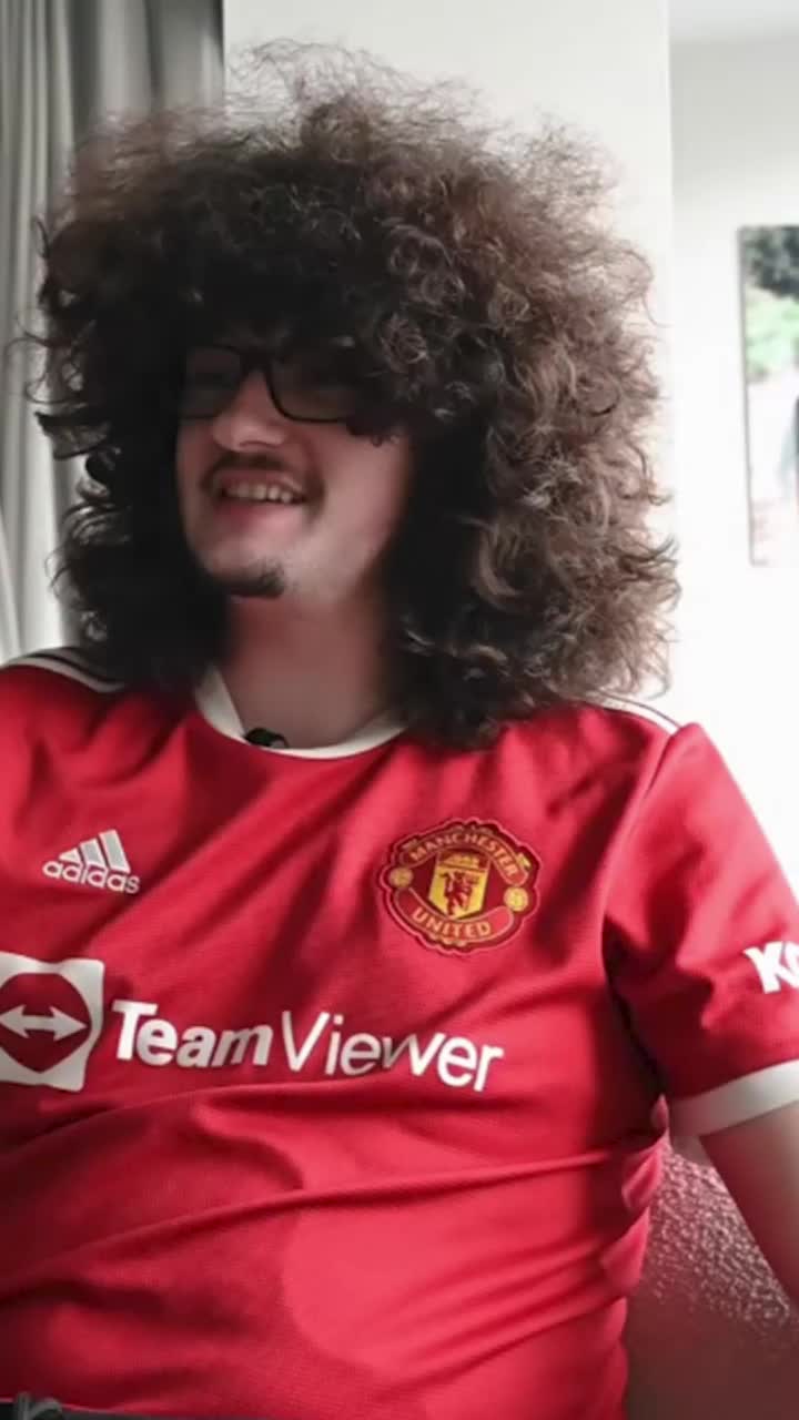 Man. United l-a sabotat!    FOTO.  Era live în fața a 260.000 de oameni când i s-a spulberat visul. Continuă „chinul” fanului care   nu s-a mai tuns de aproape 500 de zile