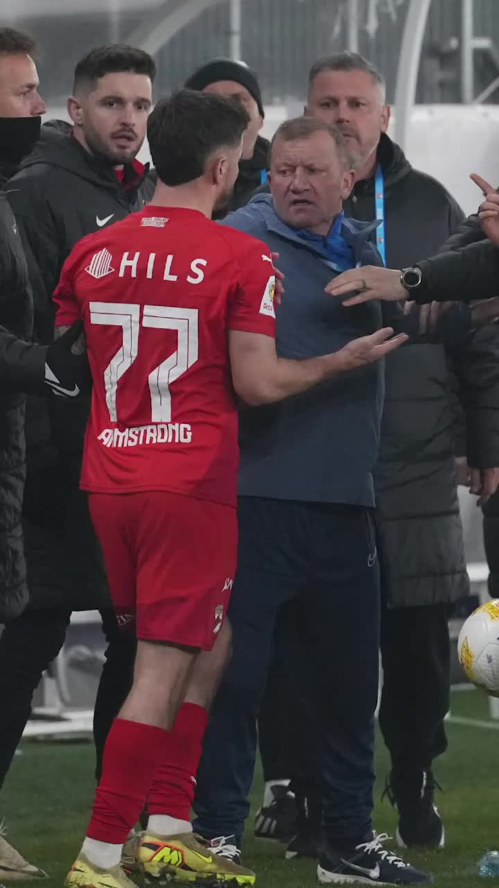 „A venit nervos să-mi ia mingea”    VIDEO+FOTO.    Dorinel Munteanu,  conflict cu Armstrong: „De ce mi-a dat galben? N-am avut nicio reacție!”. Ce se vede pe imagini