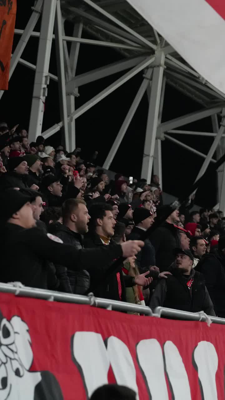 Derapaj rasist    FOTO.  Jucătorii și staff-ul lui Dinamo   au scandat lozinci rasiste  alături de ultrași, după meciul cu Hermannstadt! Cine a participat