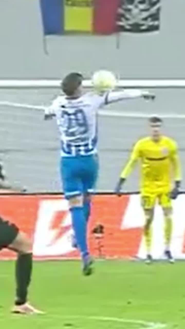 A fost henț sau nu? Un fost  mare arbitru din Spania a analizat pentru  GOLAZO.ro faza controversată de la U Craiova - FCSB