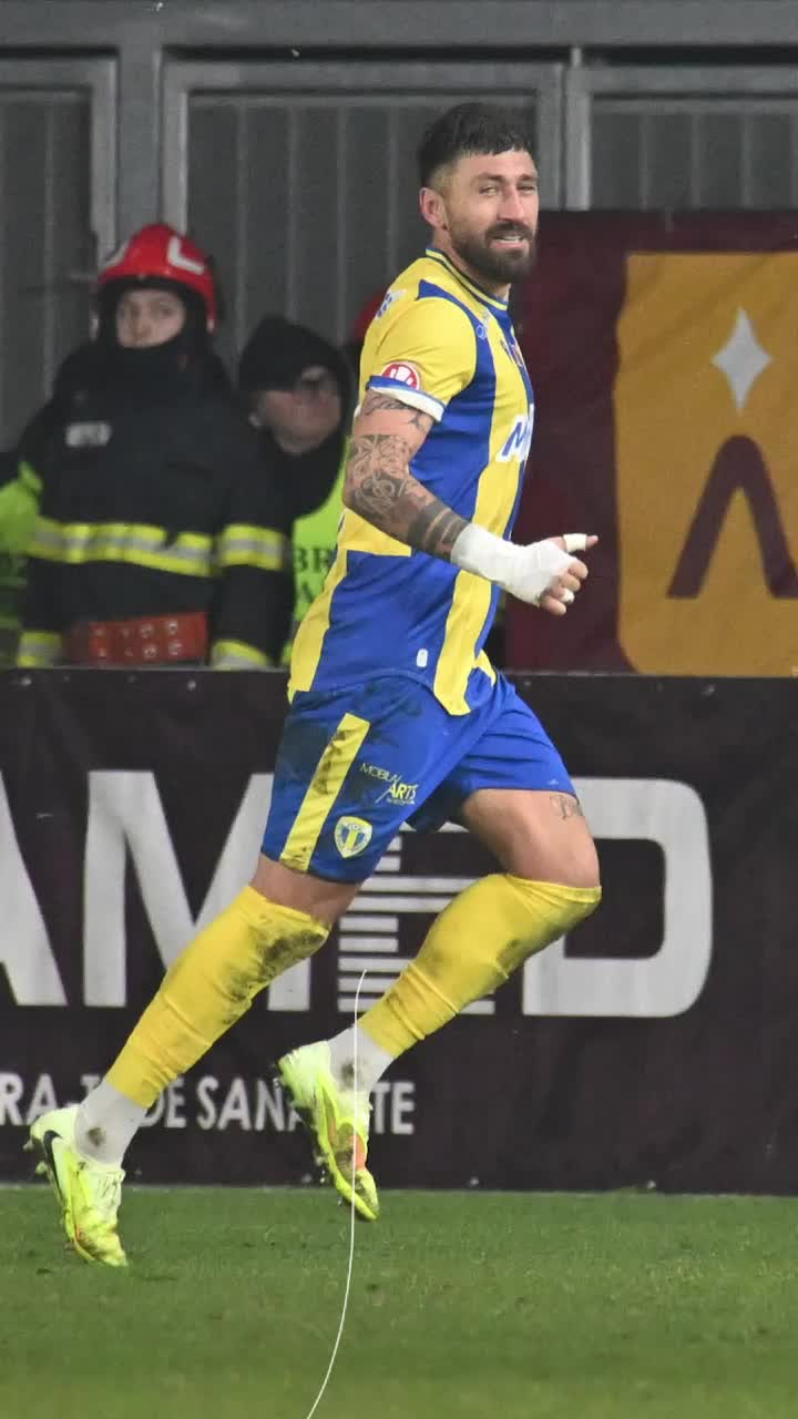 Intervenție de zile mari     FOTO.   Paul Papp a scos mingea   de pe linia porții  în CFR - Petrolul