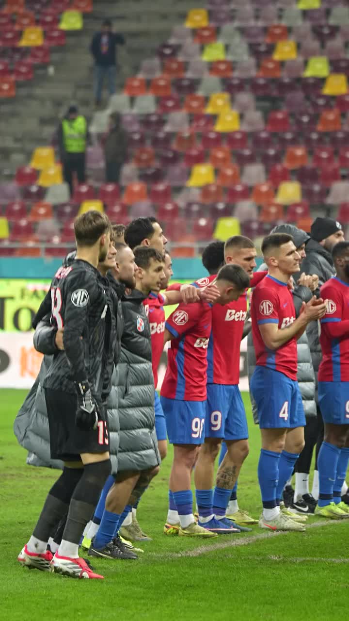 Mesaj din peluză    VIDEO  FCSB este   sub presiune  înaintea ultimelor două etape » Ce le-au transmis fanii despre play-out