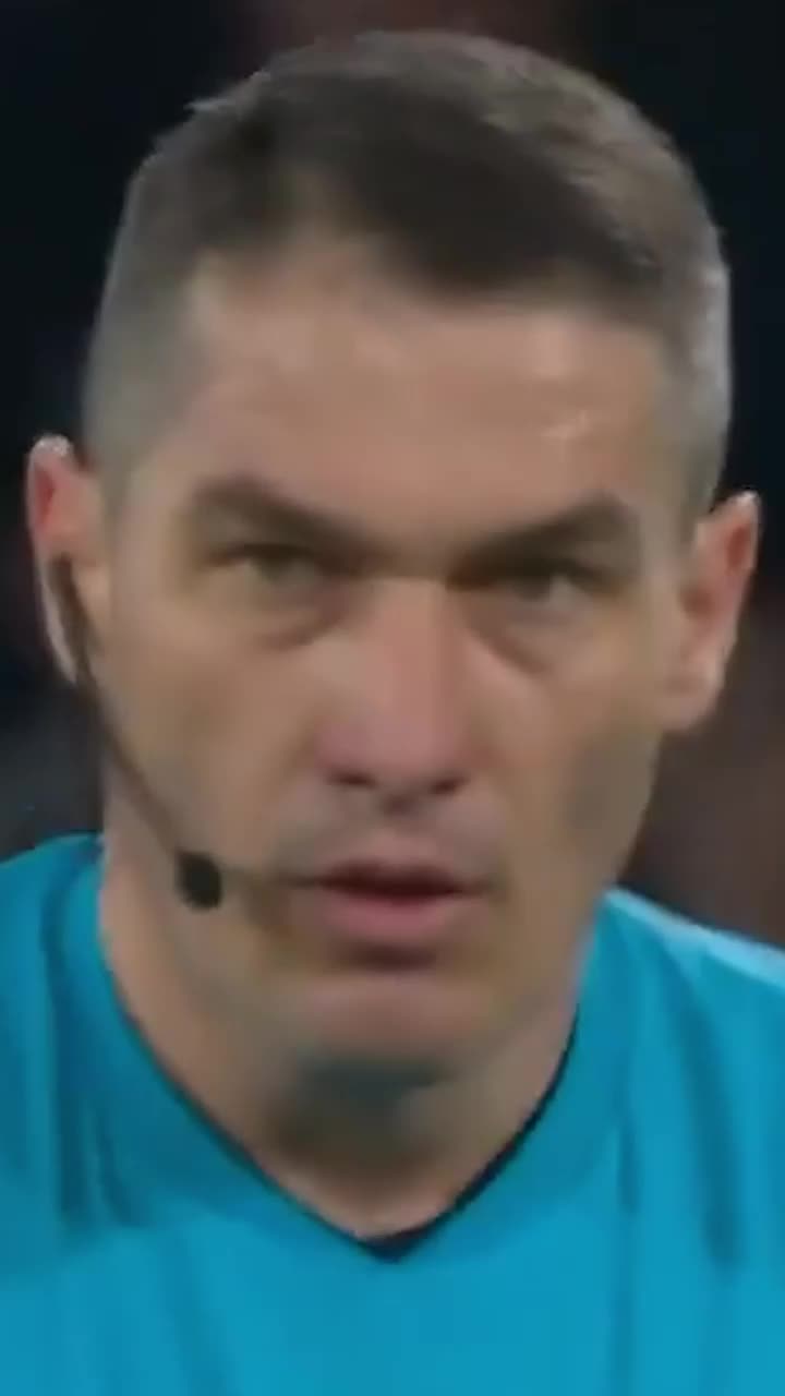 Kovacs, la pământ!  Arbitrul român   a căzut după o ciocnire  cu Joao Neves și i-a aruncat o privire ucigătoare portughezului