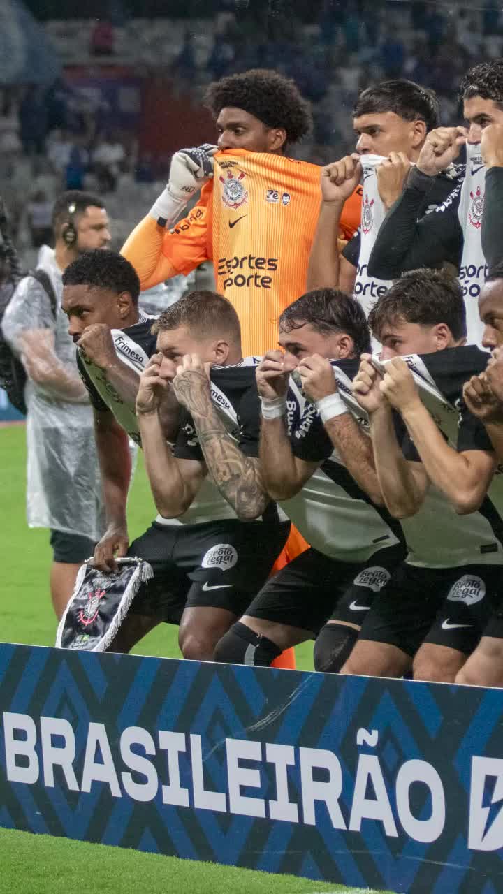 Cu tricoul la gură     FOTO.    Imagini puternice  în Brazilia: gestul făcut de Corinthians împotriva abuzurilor rasiste la adresa lui Vinicius