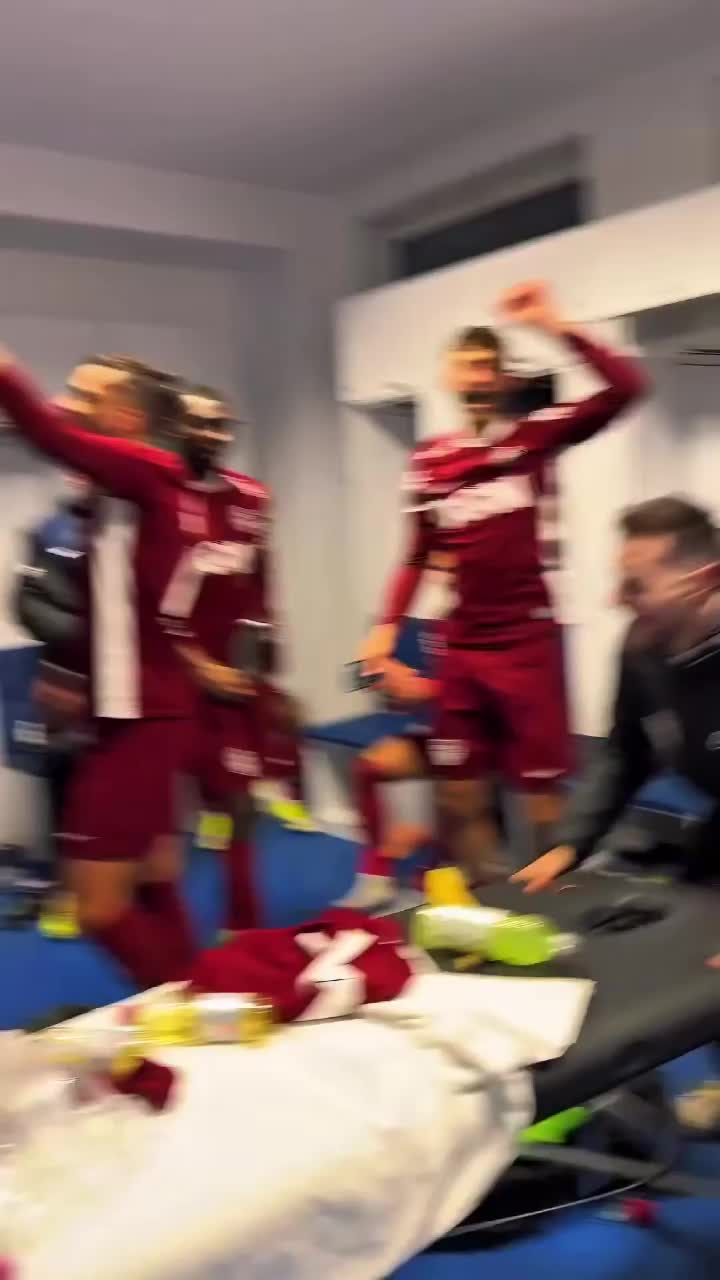 CFR Cluj s-a descătușat în vestiar    VIDEO.  Cum au sărbătorit jucătorii și staff-ul   calificarea neașteptată în play-off.  Zece victorii consecutive!