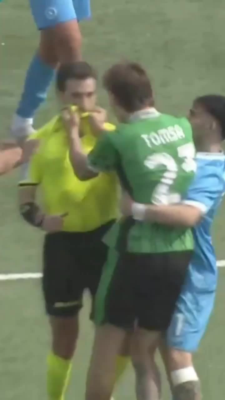 Ce a fost în capul lui?!     FOTO+VIDEO.   Un internațional român   l-a apucat de gât  pe arbitru după ce a primit „roșu”! Clubul său a transmis un mesaj furios