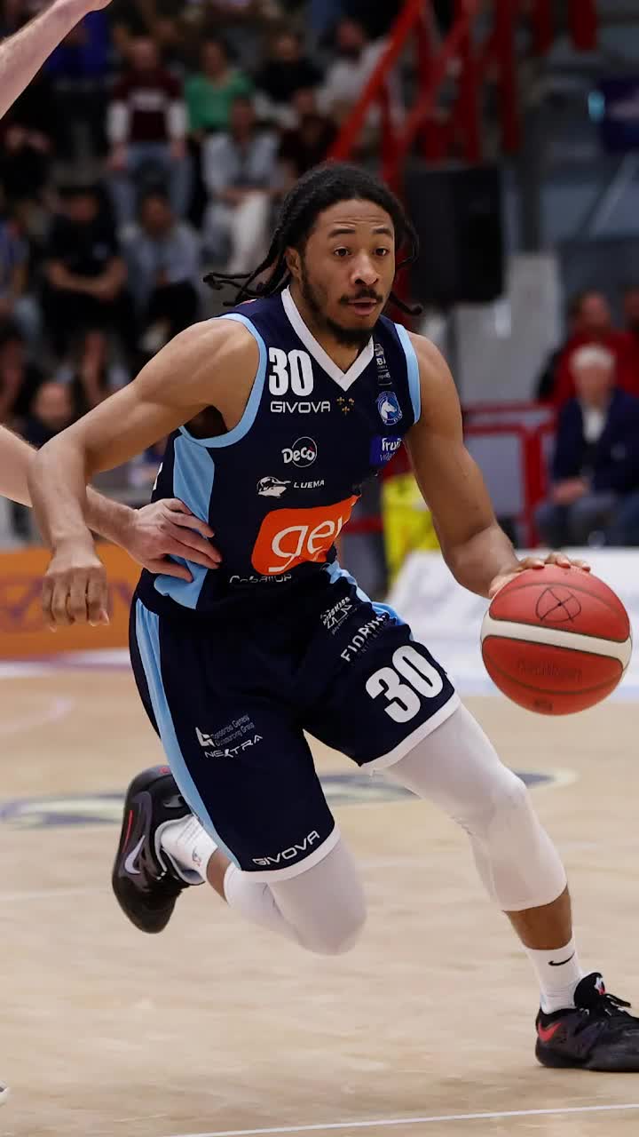 A fugit de război    VIDEO.  Job temporar inedit pentru   fostul MVP din liga României:  „Glumesc ca să mă ascund de realitate”