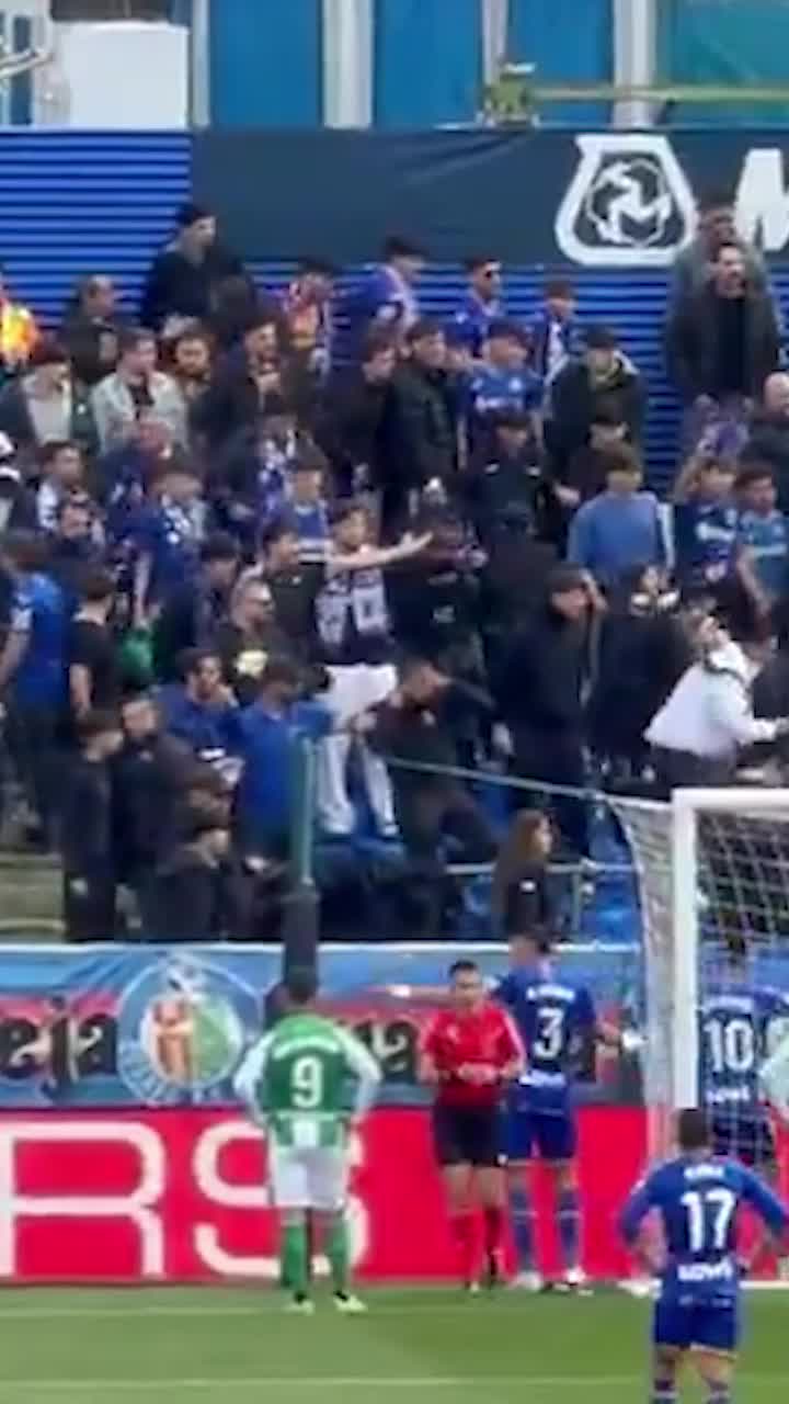 Scandal în Spania    Meciul dintre Getafe și Betis, întrerupt  după ce fanii gazdelor au vrut să meargă în sectorul advers. Cum a reacționat La Liga