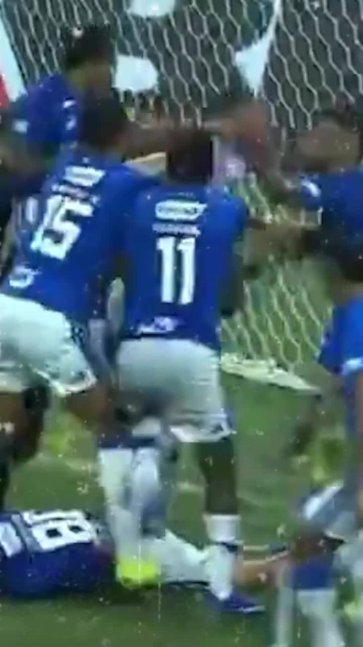 Scene rupte din MMA, pe terenul de fotbal  Bătaia generală din finalul meciului s-a lăsat cu   23 de cartonașe roșii!  Hulk, rușinat de ce a făcut